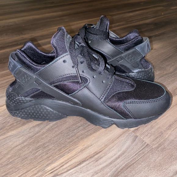 Nike Shoes - WORN ONCE TRIPLE BLACK AIR HUARACHES